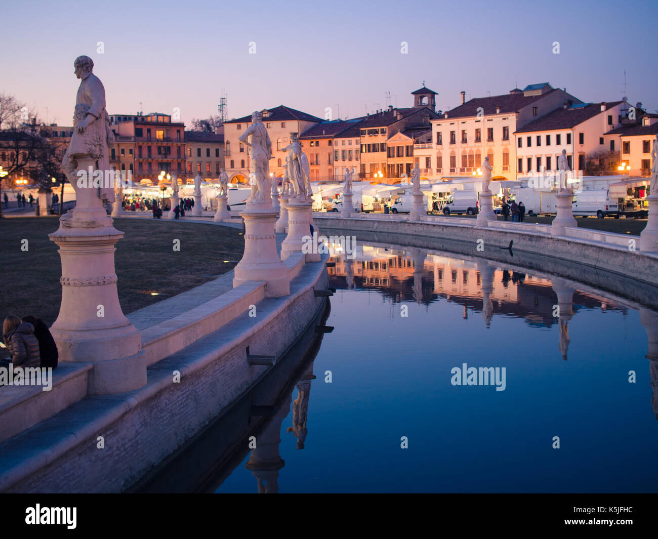 Padova, Italia - 21 Gennaio 2017: Canal sulla piazza Prato della Valle a Padova in città. Piazza ellittica è un 90.000 metri quadri - è il più grande squa Foto Stock