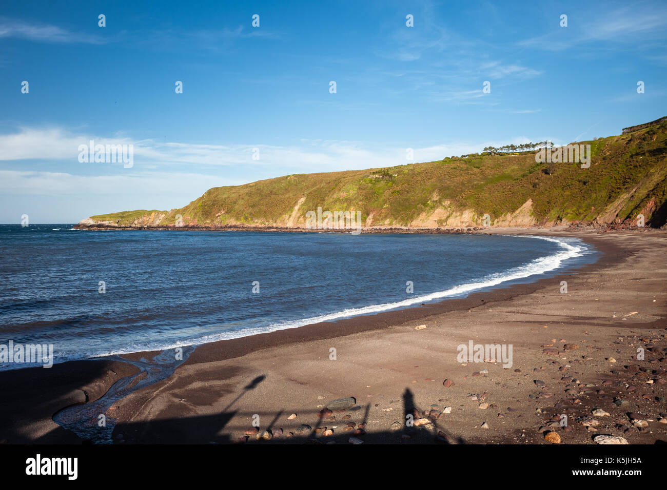 Spiaggia di sabbia nera nelle Asturie Foto Stock