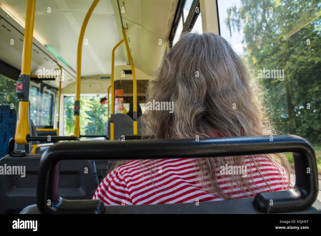 Una candida immagine di una donna anziana su un bus (trasporto pubblico) voce per Bridgnorth, Shropshire, Regno Unito. Foto Stock