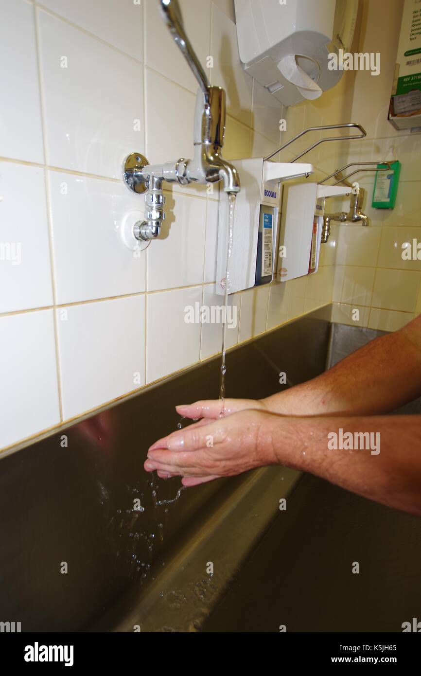 Sala scrub, lavaggio a mano, sterilizzazione di preparazione del teatro e igiene. British Hospital, Regno Unito. Foto Stock