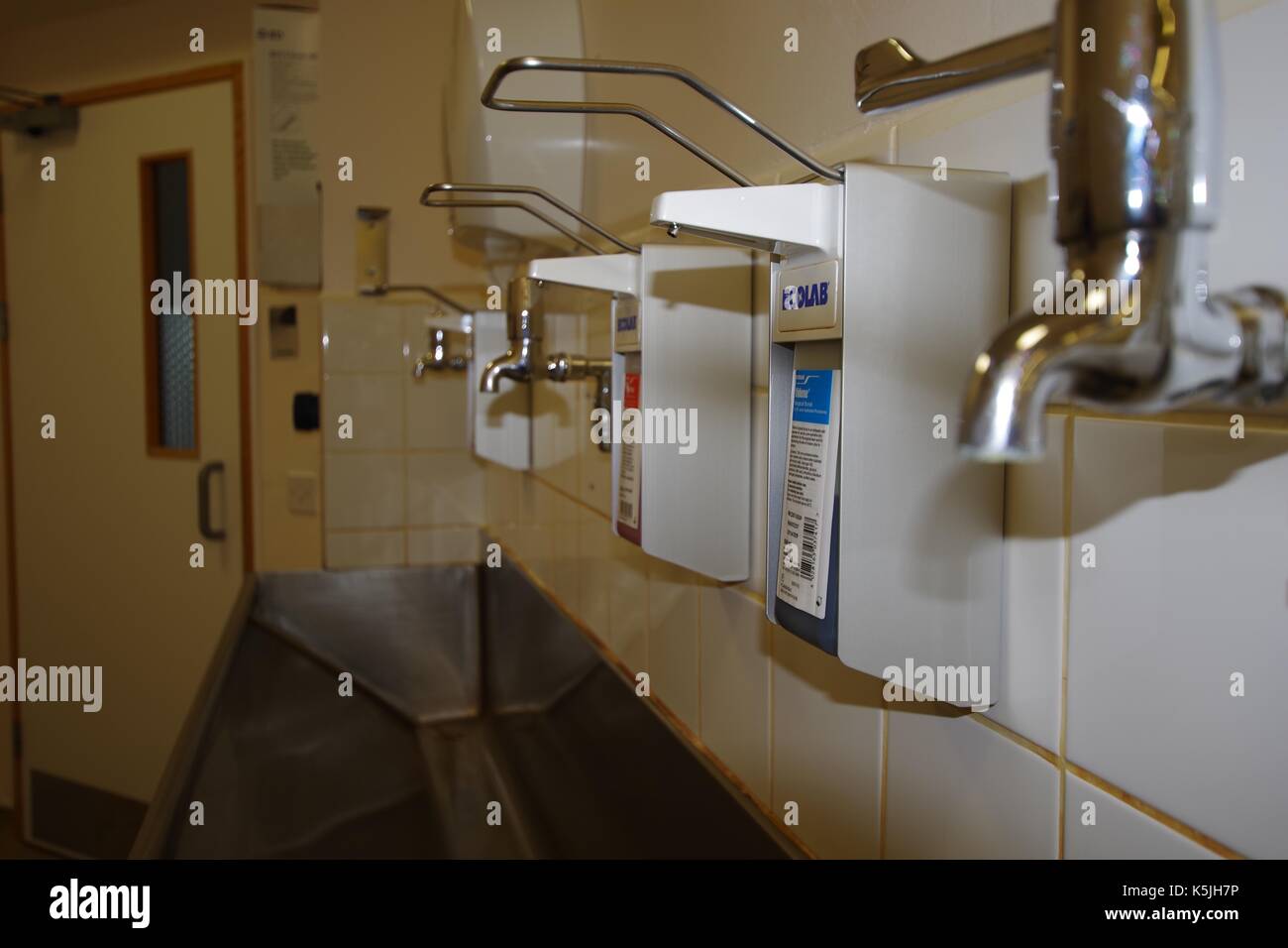 Sala scrub, chirurghi con lavandino medico, sterilizzazione di preparazione del teatro e igiene. British Hospital, Regno Unito, 2017. Foto Stock