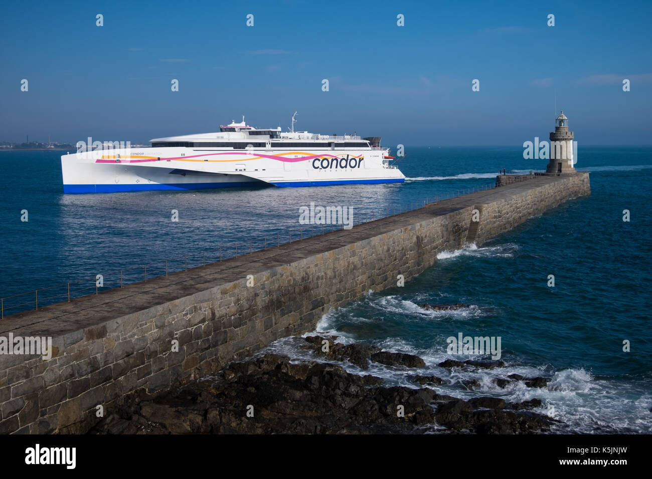 Una vista del canale trasversale del traghetto, Condor liberazione in St Peter Port a Guernsey, Isole del Canale Foto Stock