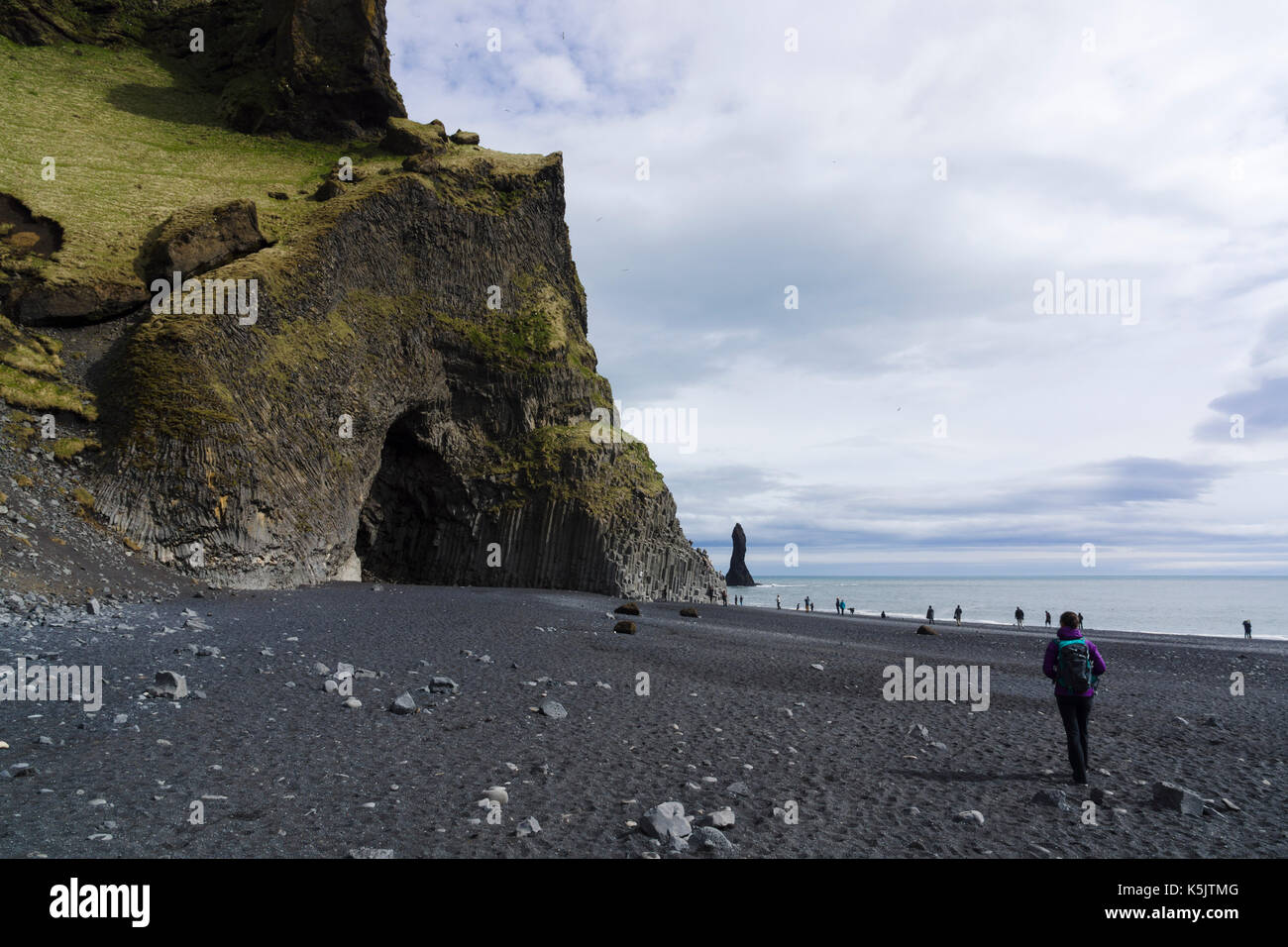 Colonne di basalto e grotta sulla spiaggia di sabbia nera di Reynisfjara in Islanda Foto Stock