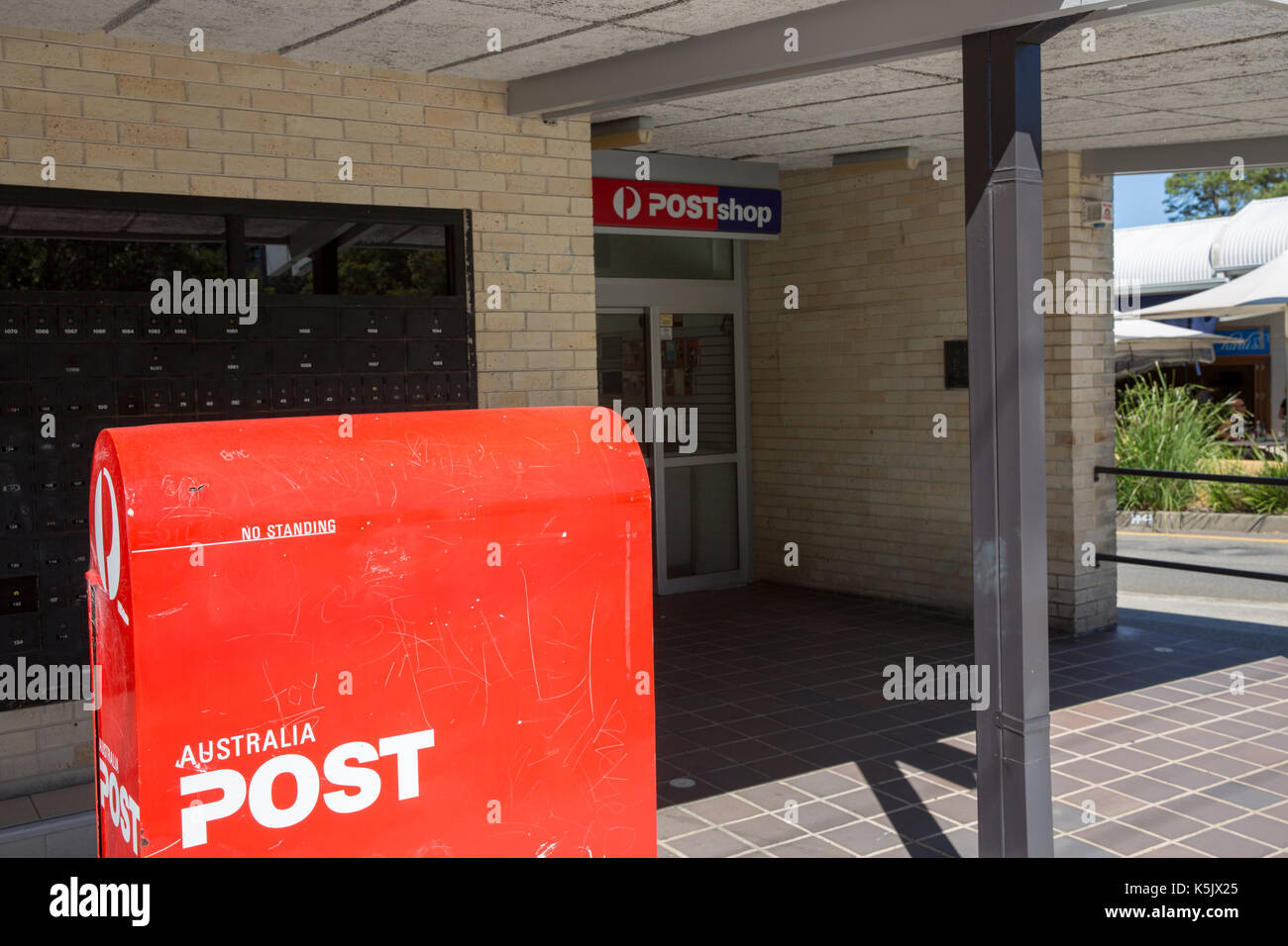 Red Australia post lettera nella casella di posta in Mona Vale Sydney , Australia Foto Stock