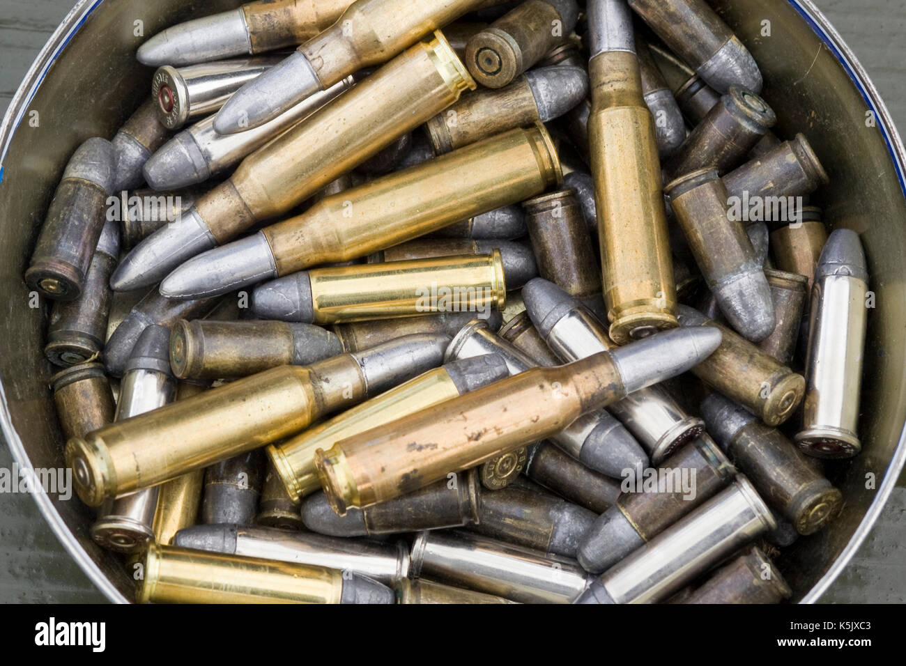 I proiettili in una ciotola di metallo Foto Stock