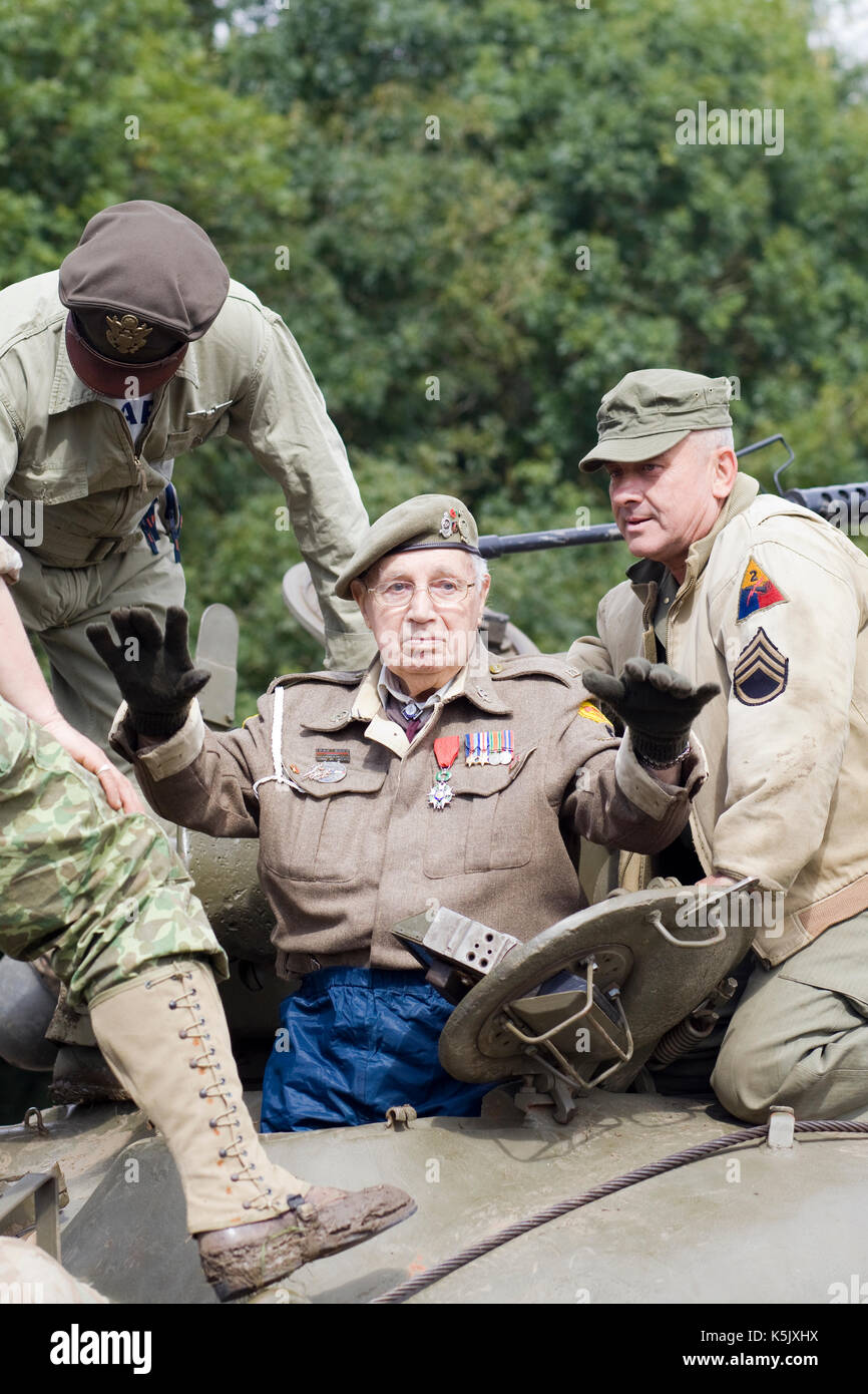 Arthur Jones, che è salito su un serbatoio per rivivere i propri ricordi di aiutare a liberare la Francia nel 1944. Foto Stock