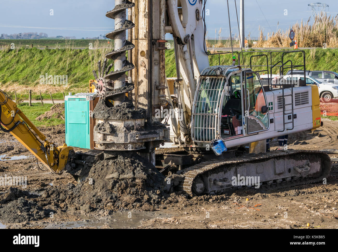 Costruzione grande wok trapano attraverso il terreno. Foto Stock