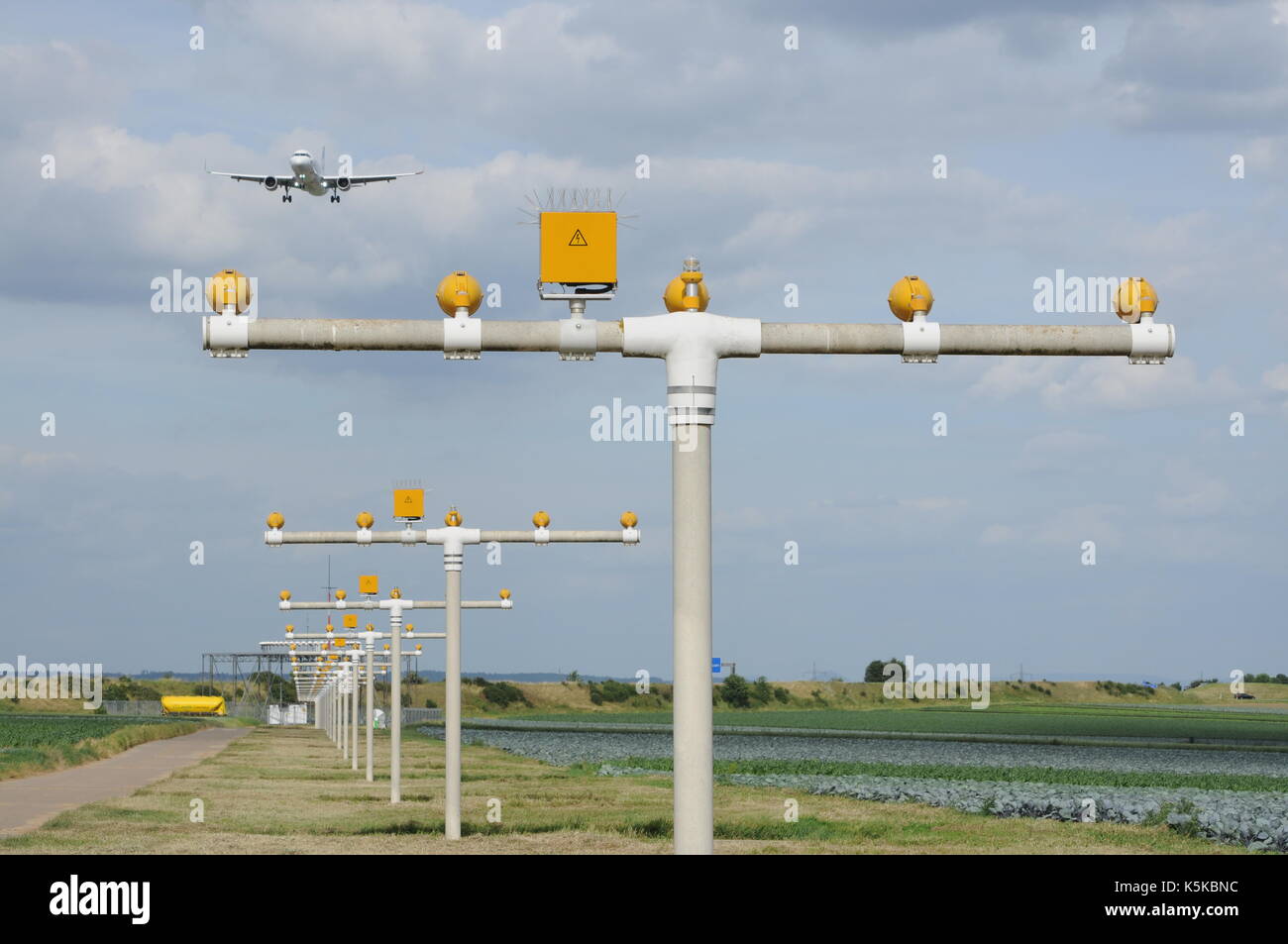 Aeromobili e luci di avvicinamento all'aeroporto Foto Stock