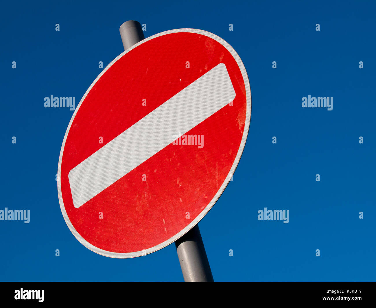 Cartello stradale No Entry Road UK, posto contro un cielo azzurro Foto Stock