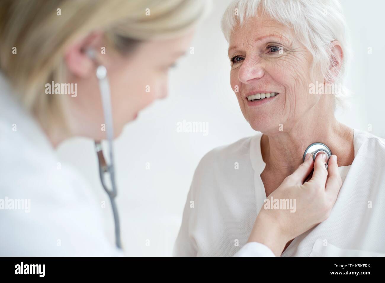 Medico donna esame donna senior. Foto Stock