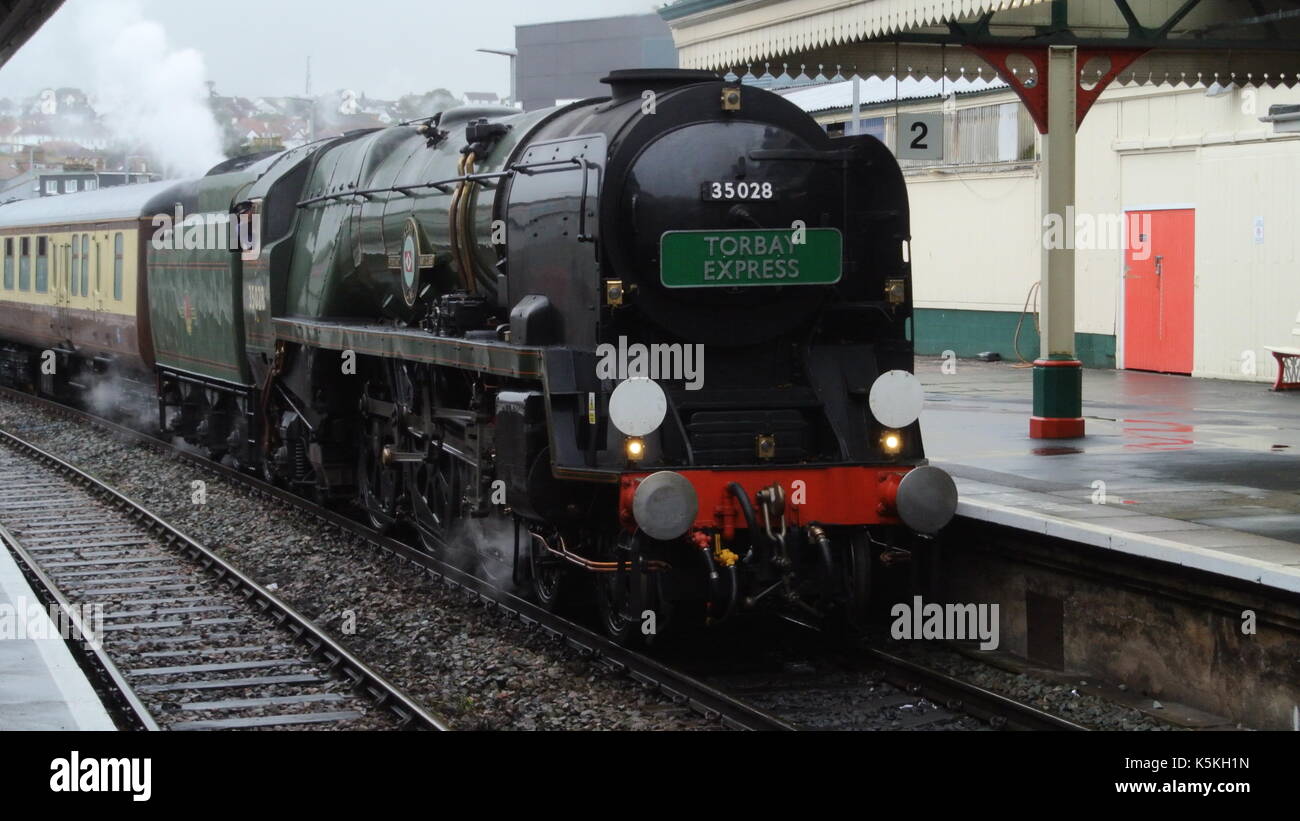 SR Marina Mercantile 35028 Classe linea Clan alaggio Torbay Express a Paignton stazione ferroviaria, Devon, Inghilterra Foto Stock