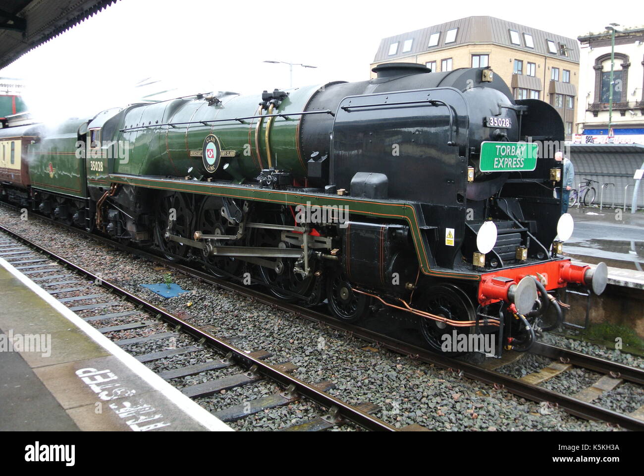 SR Marina Mercantile 35028 Classe linea Clan alaggio Torbay Express a Paignton stazione ferroviaria, Devon, Inghilterra Foto Stock