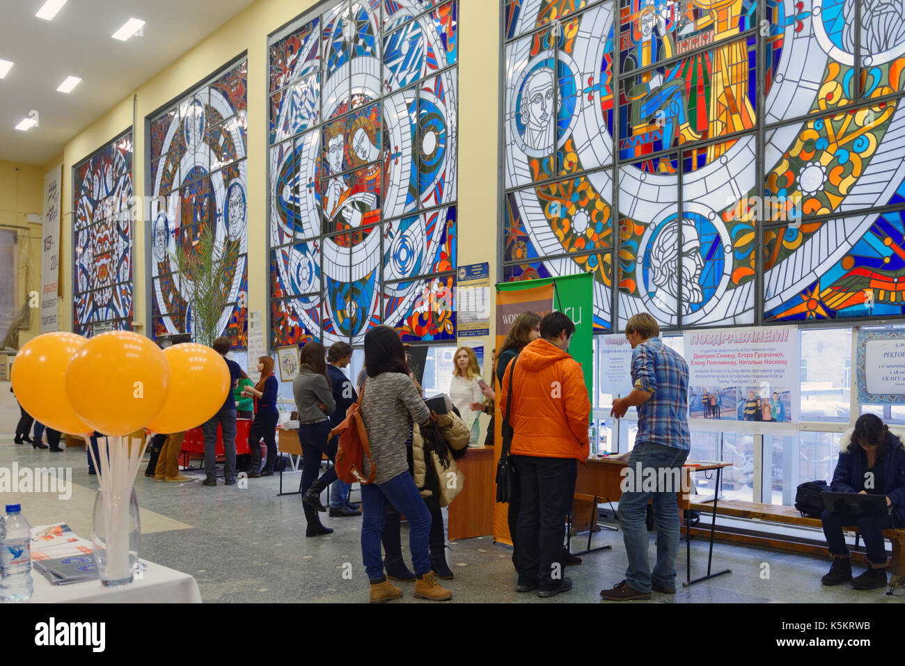 Gli studenti di Novosibirsk state university di ottenere informazioni sui posti di lavoro durante la fiera del lavoro Foto Stock