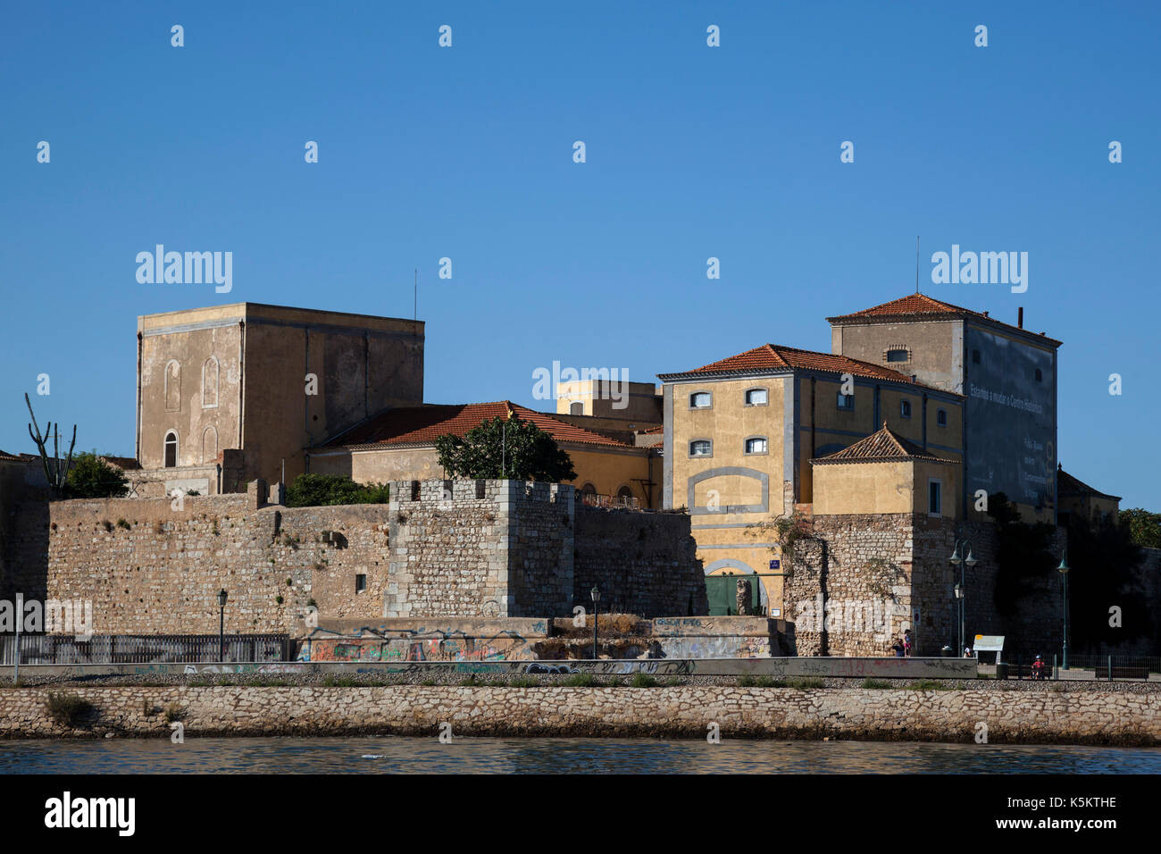 Edifici del Faro vecchio paese visto da Ria Formosa Natura Park, Faro, Portogallo Foto Stock