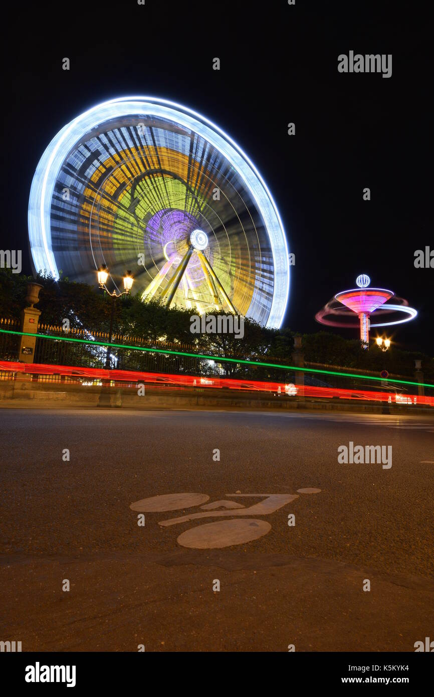 Esposizione prolungata della ruota panoramica con sentieri leggeri per auto Foto Stock