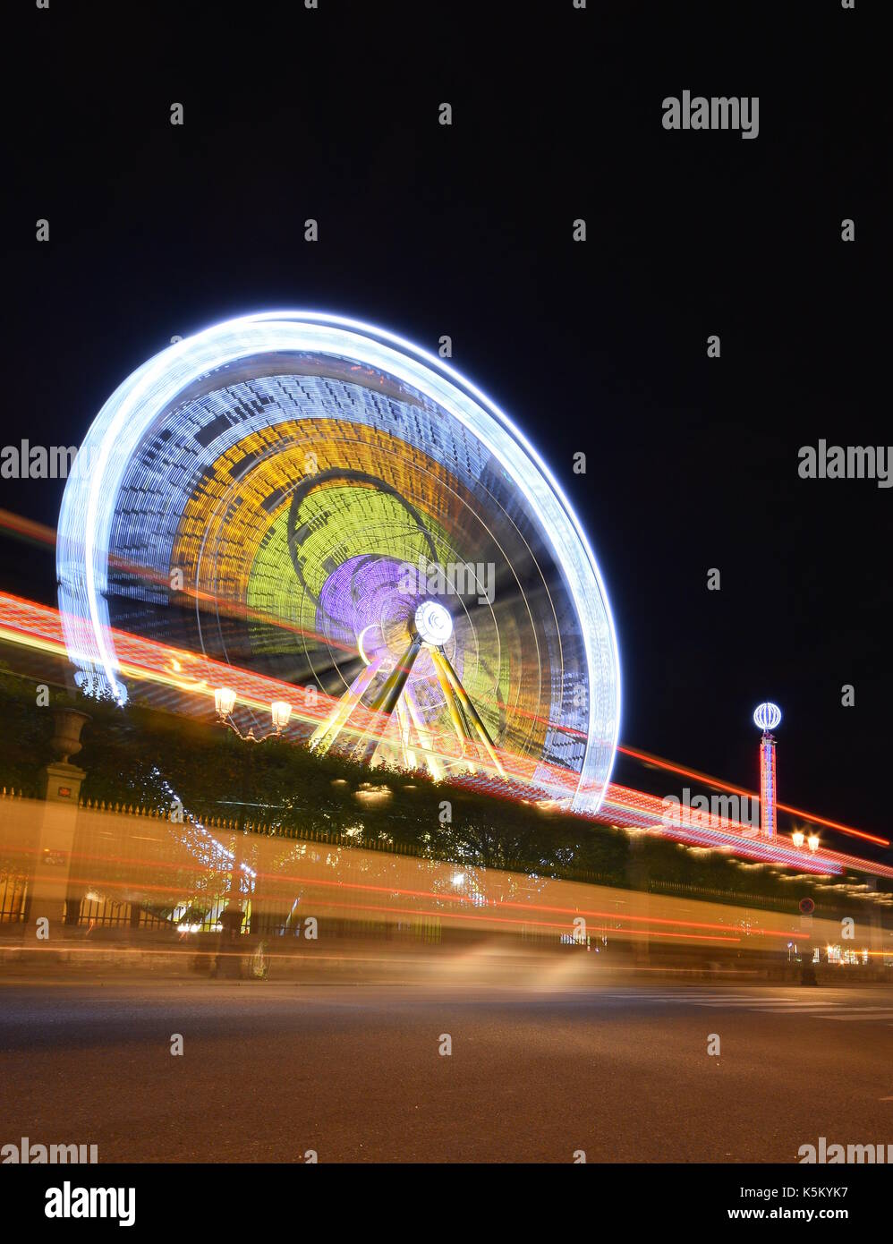 Esposizione prolungata della ruota panoramica con sentieri leggeri per auto Foto Stock