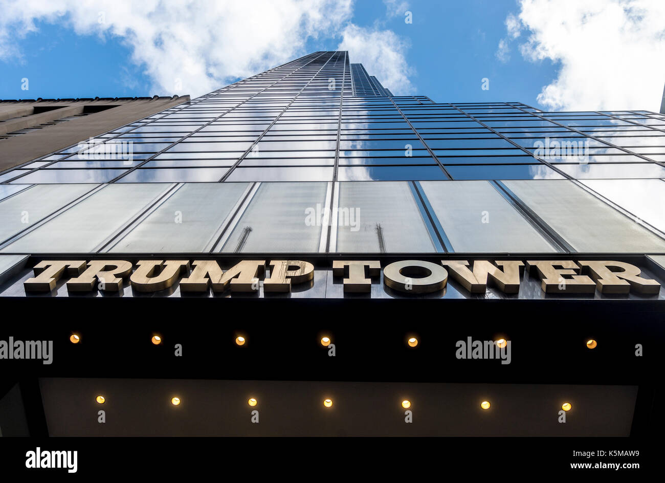 New york, ny, Stati Uniti d'America 9 settembre 2017 - Trump Tower, ta 68 piani, 664-piedi-alta (202 m) utilizzo misto grattacielo situato a 721-725 Fifth Avenue, tra la 56th e la 57th strada nel centro di Manhattan. Trump Tower serve come sede per il trump organizzazione e è il new york residenza del presidente degli Stati Uniti, Donald Trump, la torre include niketown e occupa il sito department-catena di negozi bonwit teller è stato precedentemente posizionato. ©stacy rosenstock walsh/alamy Foto Stock