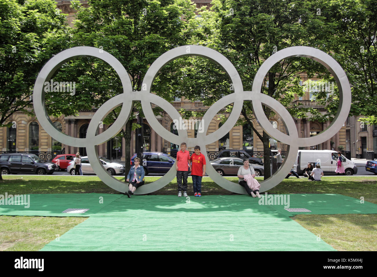 Olimpiadi di Londra 2012 grandi anelli olimpici in qualsiasi città britannica Situato in George Square glasgow Foto Stock