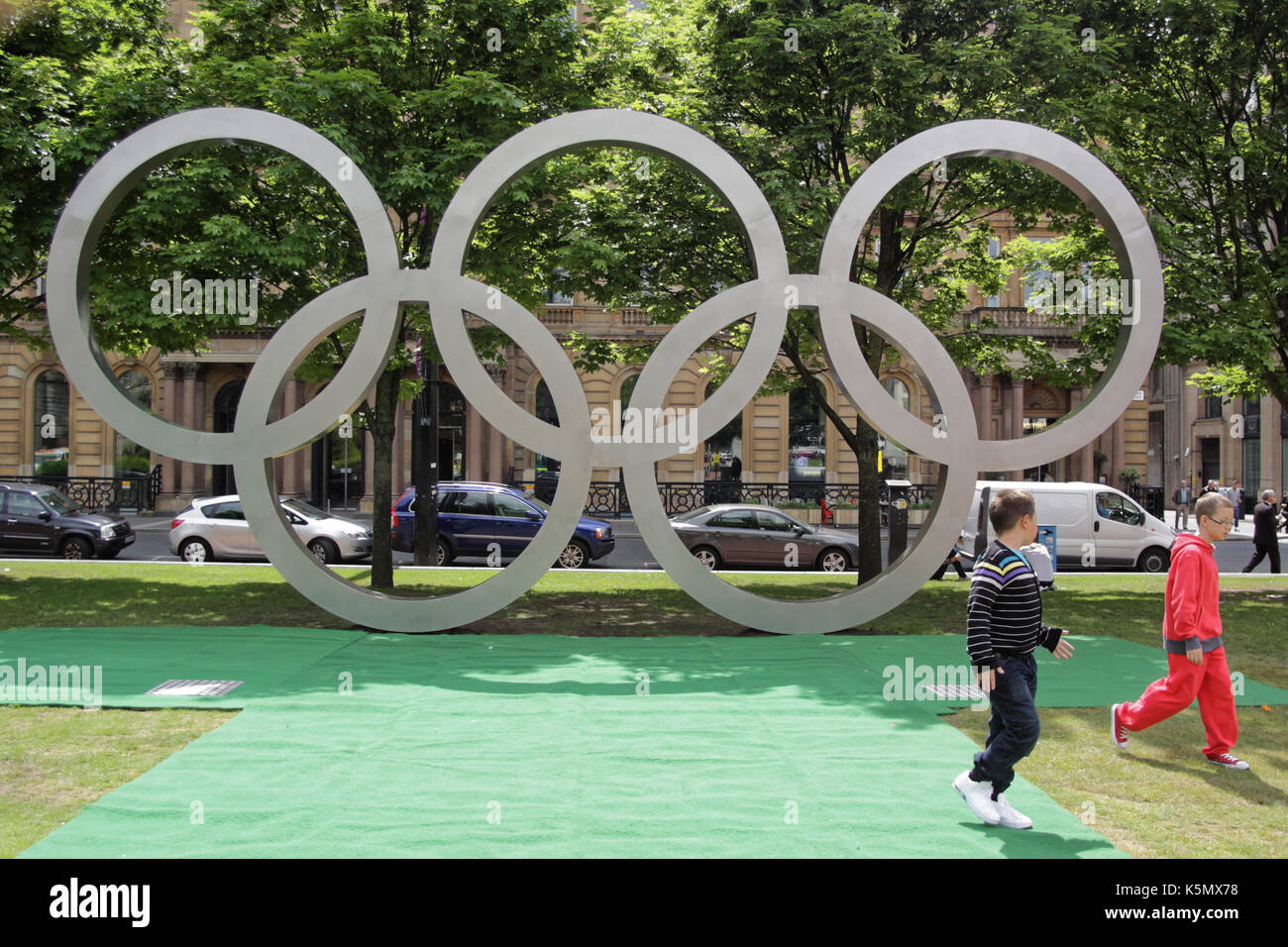 Olimpiadi di Londra 2012 grandi anelli olimpici in qualsiasi città britannica Situato in George Square glasgow Foto Stock