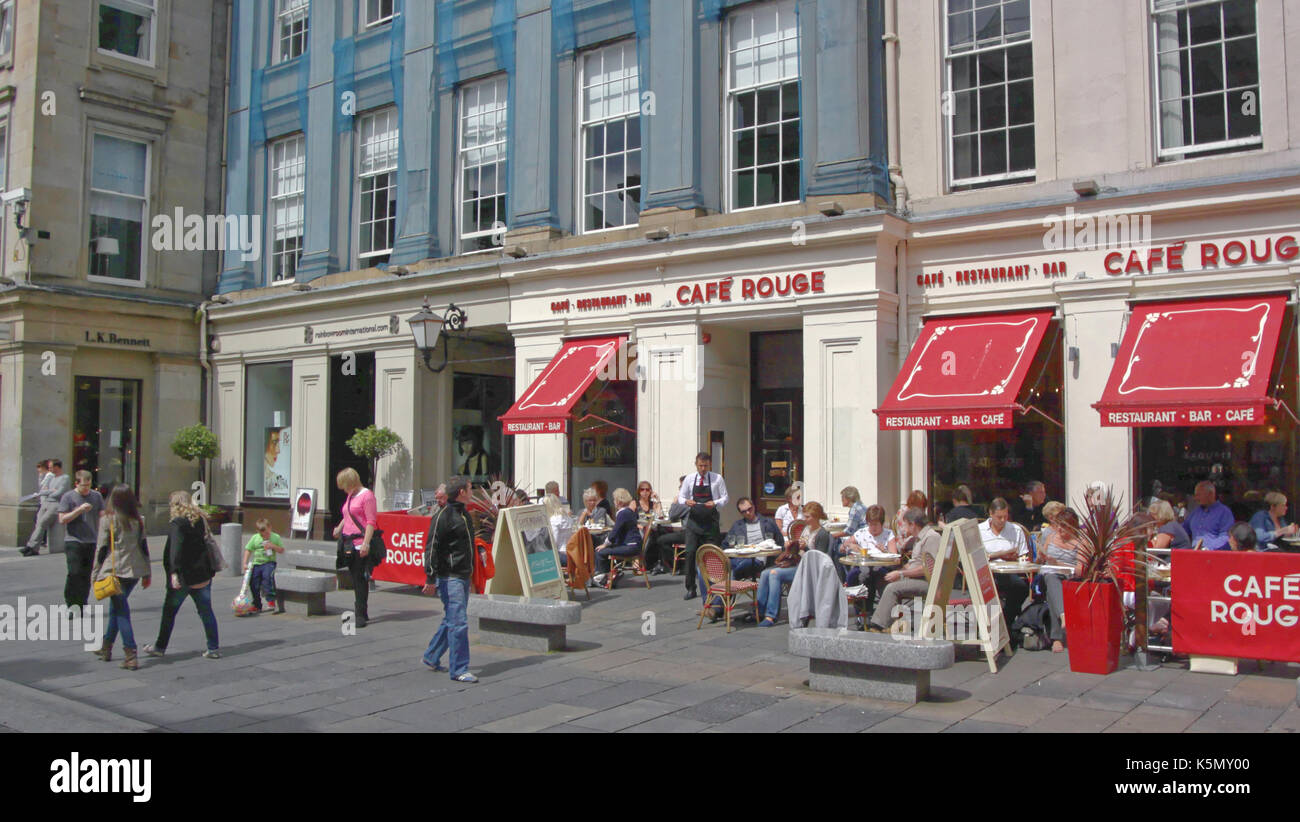 Caffè e ristoranti nella zona pedonale del Royal Exchange Square con turisti Foto Stock