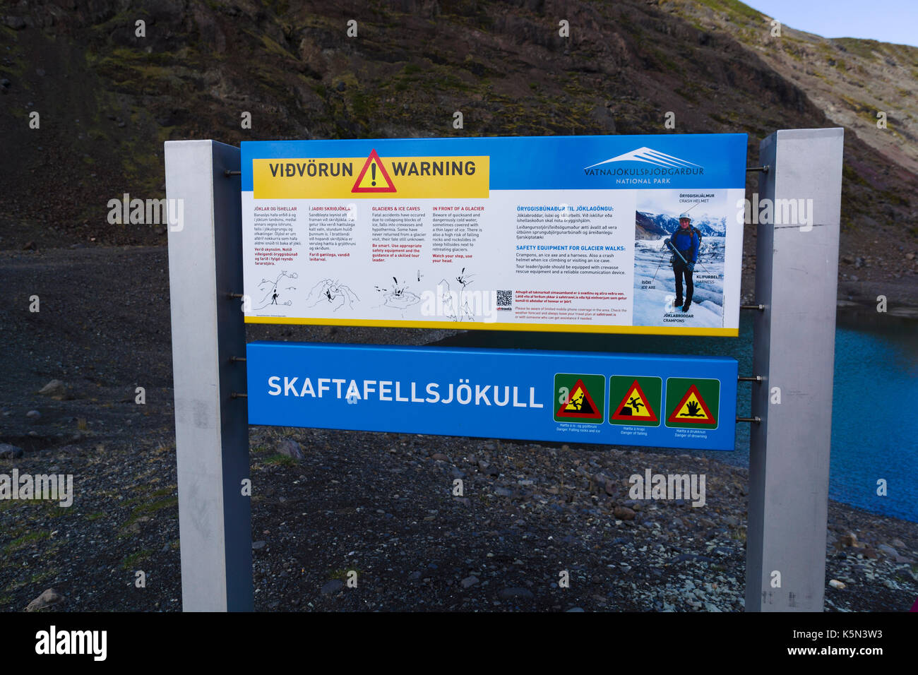 Cartello che avvisa i visitatori dei pericoli di camminare sul ghiacciaio. Ghiacciaio di Skaftafellsjökull, zona di Skaftafell, Parco Nazionale di Vatnajölkull, Islanda. Foto Stock