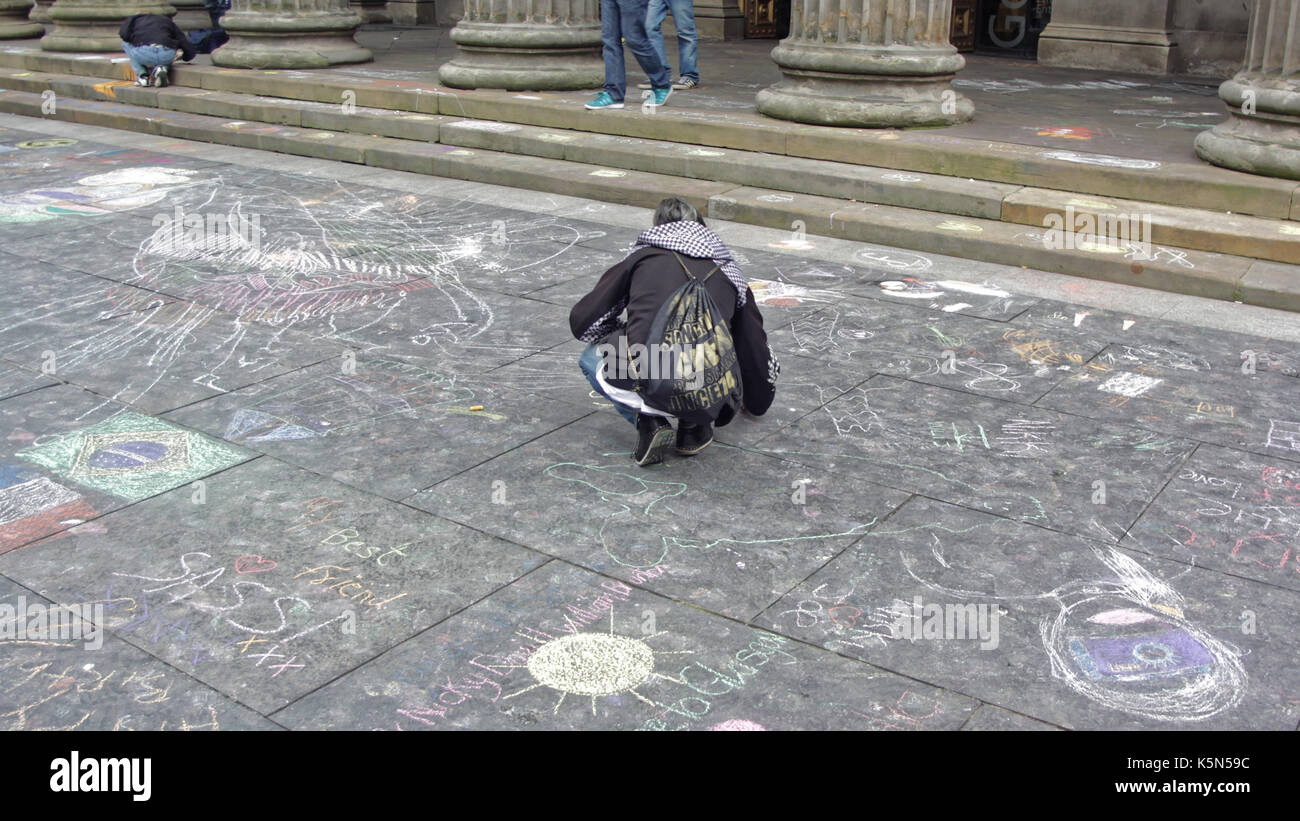 Galleria di arte moderna di Goma chalk sul marciapiede di arte progetto sulla strada fuori dell'entrata del museo Foto Stock