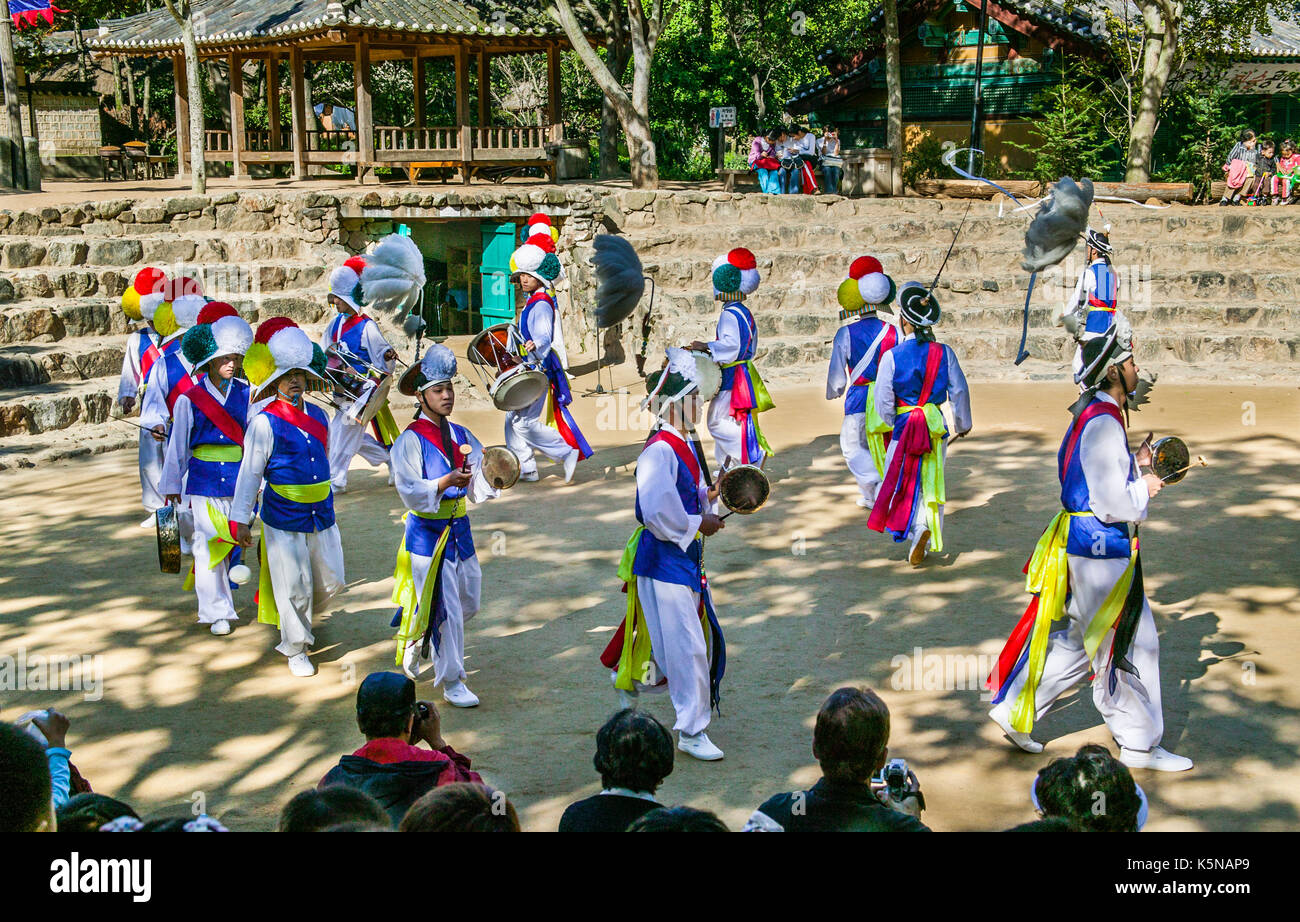 Corea del Sud, Gyeonggi Provincia, Villaggio Folcloristico Coreano, le prestazioni di una danza degli agricoltori Foto Stock