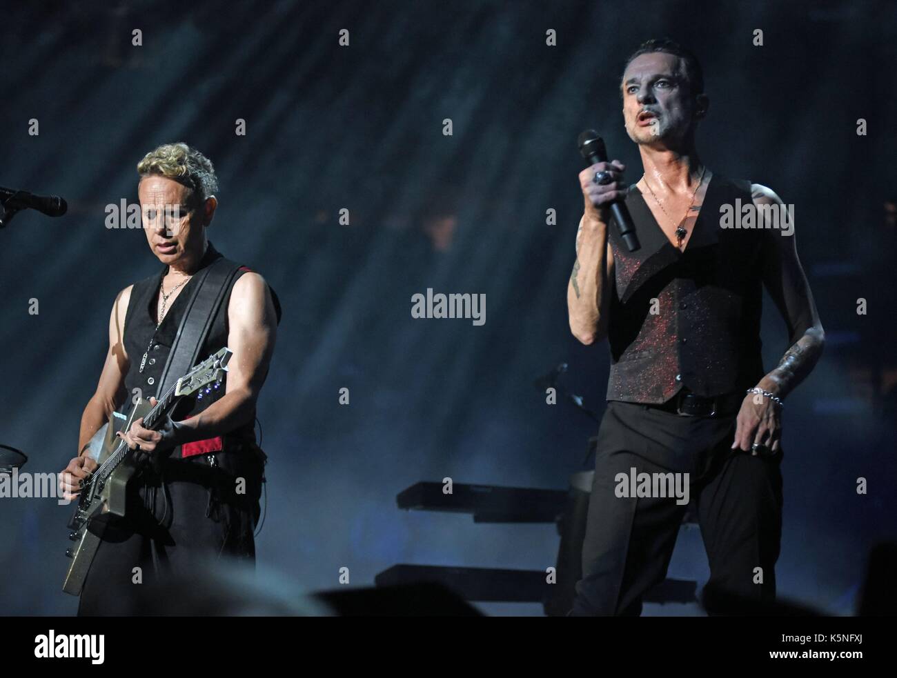 New york, ny, Stati Uniti d'America. 9 Sep, 2017. martin gore, dave gahan di presenze per Depeche Mode 2017 global tour dello spirito, il Madison Square Garden di new york, ny, 9 settembre 2017. Credito: derek storm/everett raccolta/alamy live news Foto Stock