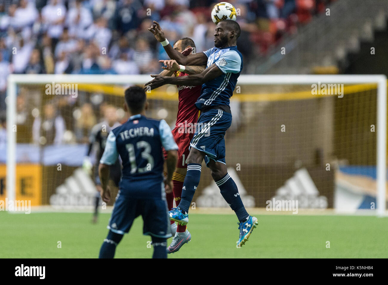 Vancouver, Canada. Il 9 settembre 2017. Tony Tchani (16) di Vancouver Whitecaps salto per la sfera contro Yura Sisyphean (14) del Real Salt Lake. Vancouver sconfitte Real Salt Lake 3-2.Vancouver Whitecaps vs Real Salt Lake BC Place Stadium. © Gerry Rousseau/Alamy Live News Foto Stock