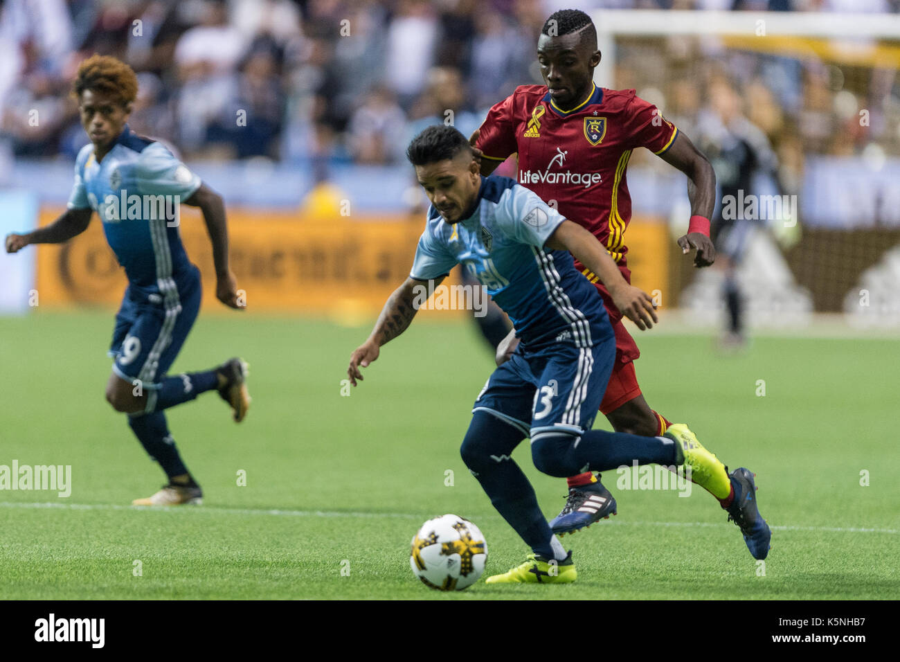 Vancouver, Canada. Il 9 settembre 2017. Cristian Techera (13) di Vancouver Whitecaps spostando la sfera mentre Stefano soleggiata domenica (8) del Real Salt Lake, è in esercizio. Vancouver sconfitte Real Salt Lake 3-2.Vancouver Whitecaps vs Real Salt Lake BC Place Stadium. © Gerry Rousseau/Alamy Live News Foto Stock