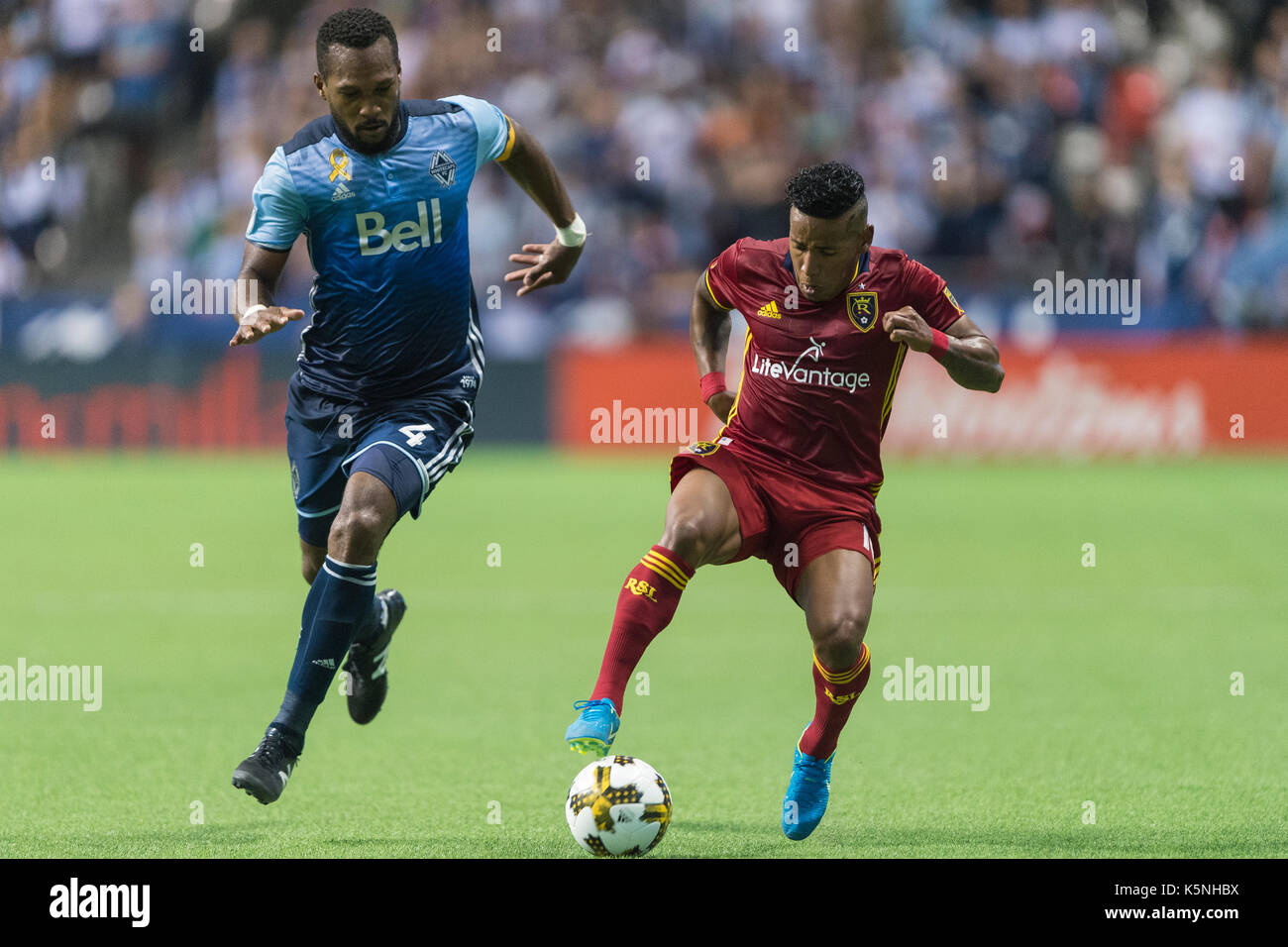 Vancouver, Canada. Il 9 settembre 2017. Joao Plata (10) del Real Salt Lake a spostare la palla con Kendall Waston (4) di Vancouver Whitecaps, nel perseguimento. Vancouver sconfitte Real Salt Lake 3-2.Vancouver Whitecaps vs Real Salt Lake BC Place Stadium. © Gerry Rousseau/Alamy Live News Foto Stock