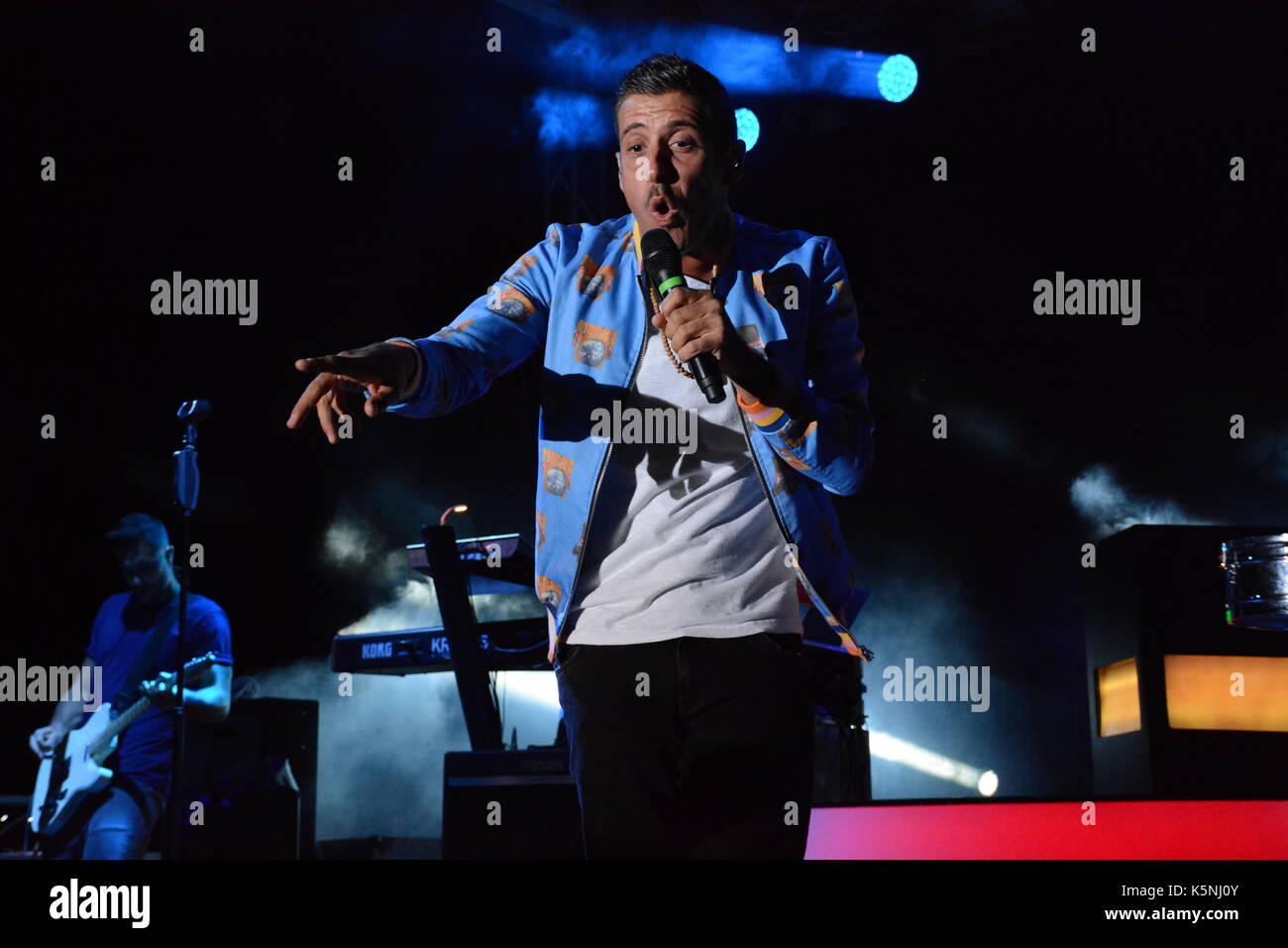 Napoli, Italia. Il 9 settembre, 2017. francesco gabbani cantante italiana e il cantautore esegue sul palco dell'Arenile di Bagnoli a Napoli,Italia credito: mariano montella/alamy live news Foto Stock