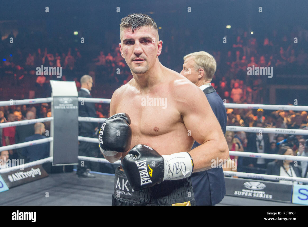 Berlino, Germania. Il 9 settembre, 2017. marco huck, dopo la lotta , anello presentatore Jimmy lennon jr. in background, -wbss pugilato, premiere a max-Schmeling Halle, ger, Berlino, 09.09.2017, Credit: Uwe koch/alamy live news Foto Stock