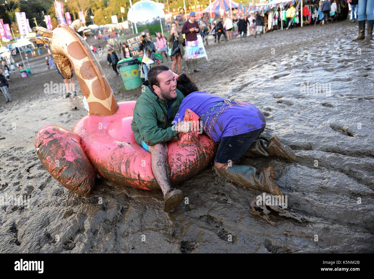 Lulworth station wagon, Dorset, Regno Unito. Il 9 settembre, 2017. bestival il festival di musica. i frequentatori del festival godetevi il terreno fangoso cavalcare un gonfiabile lungo il pendio credito: finnbarr webster/alamy live news Foto Stock