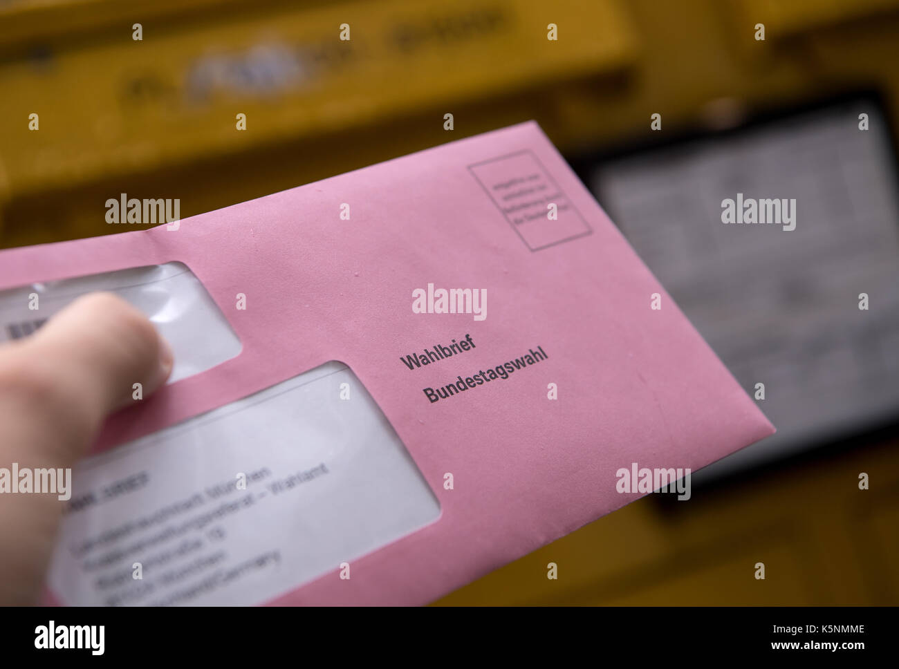 Illustrazione - un uomo getta i suoi documenti per le elezioni generali ("bundestagswahl') 2017 in una busta in una casella postale a Monaco di Baviera, Germania, il 10 settembre 2017. foto: sven hoppe/dpa Foto Stock
