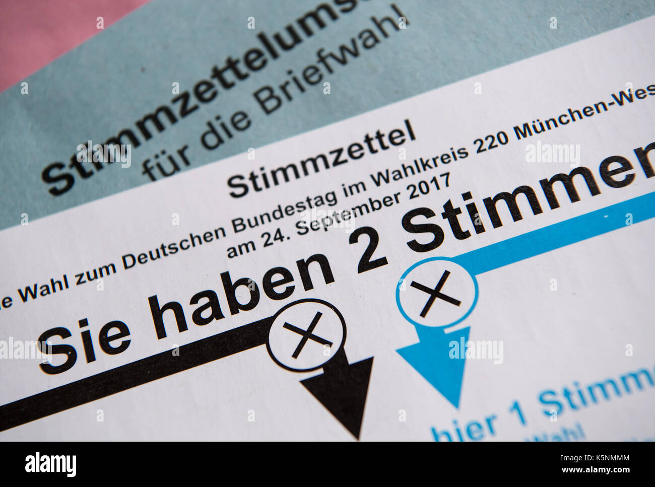 Illustrazione - documenti per le elezioni generali ("bundestagswahl') 2017 può essere visto su un tavolo a Monaco di Baviera, Germania, il 10 settembre 2017. foto: sven hoppe/dpa Foto Stock