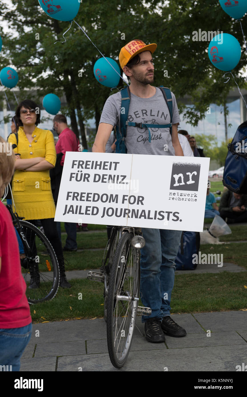 "Libertà per i giornalisti incarcerati' è scritto su un segno a una manifestazione per la liberazione del giornalista tedesco deniz yuecel, chi è imprigionato in Turchia, nella parte anteriore della cancelleria a Berlino, Germania, 10 settembre 2017. Dopo un auto e noleggio parade, i partecipanti si sono riuniti per una dimostrazione di fronte della cancelleria di chiedere il rilascio di deniz yuecel e altri giornalisti imprigionati in Turchia. photo: Paolo zinken/dpa Foto Stock