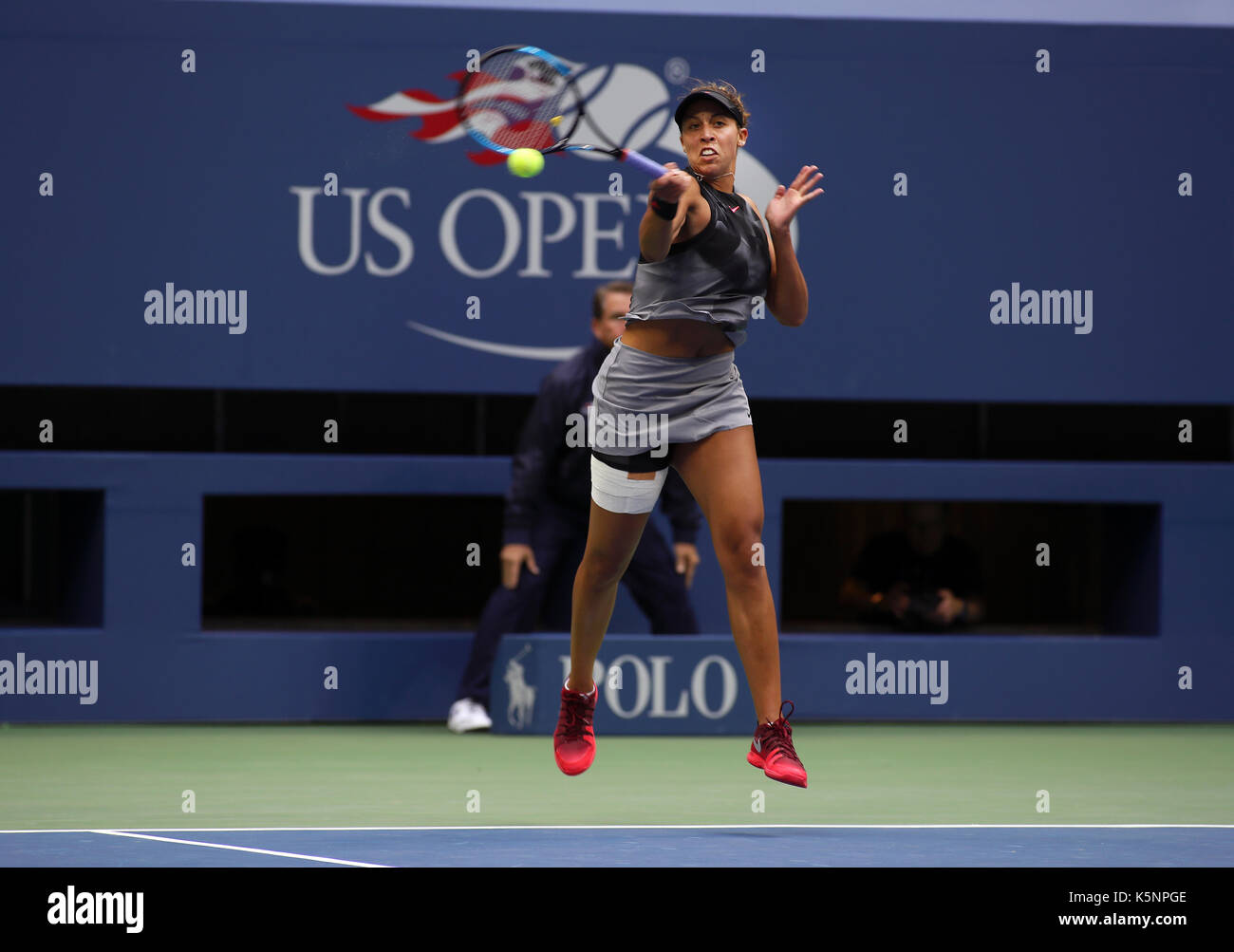 US Open Tennis: New York, 9 settembre, 2017 - Madison chiavi del Stati Uniti restituisce un diretti al collega americano Sloan Stephens durante gli US Open singolare femminile finale a Flushing Meadows, New York. Stephens ha vinto la partita in retta fissa per catturare la sua prima US Open titolo. Credito: Adam Stoltman/Alamy Live News Foto Stock