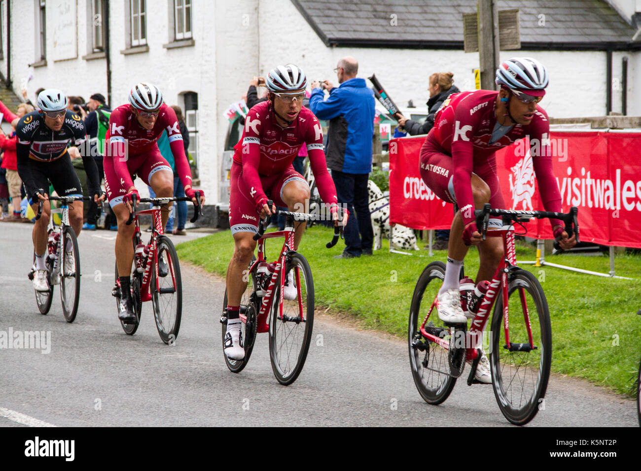 Skenfrith, Wales, Regno Unito. 10 Settembre, 2017. I ciclisti che passa la campana a Skenfrith il giorno finale dell'OVO Energy Tour della Gran Bretagna, Skenfrith, Wales, Regno Unito. Credito: James Hodgson/Alamy Live News. Foto Stock