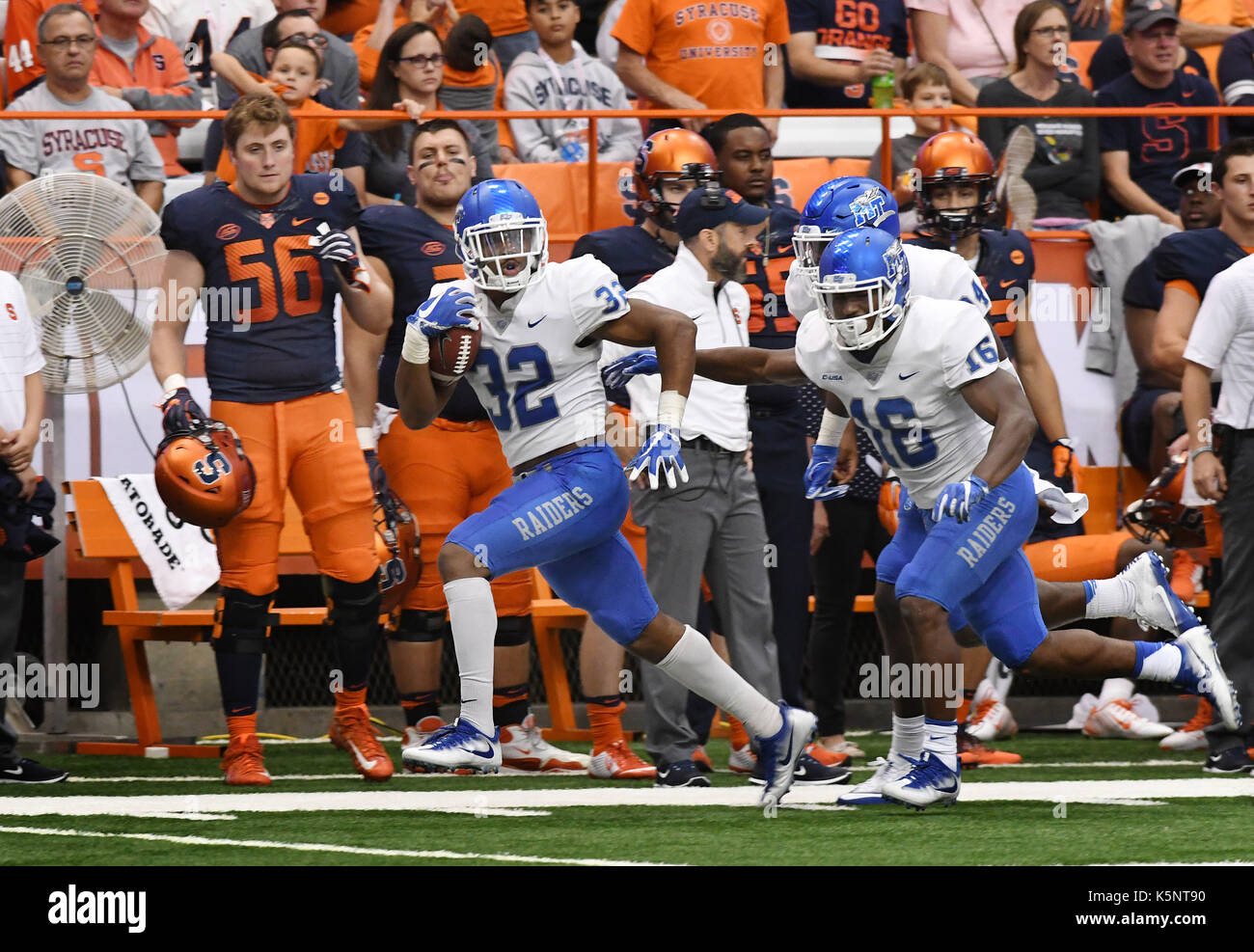 9 Settembre 2017: Middle Tennessee linebacker Chris Melton #32 restituisce la palla fino alla collaterale durante la seconda metà di azione come Middle Tennessee ha sconfitto la Syracuse University 30-23 al Carrier Dome in Syracuse, New York. Foto di Alan Schwartz/Cal Sport Media Foto Stock