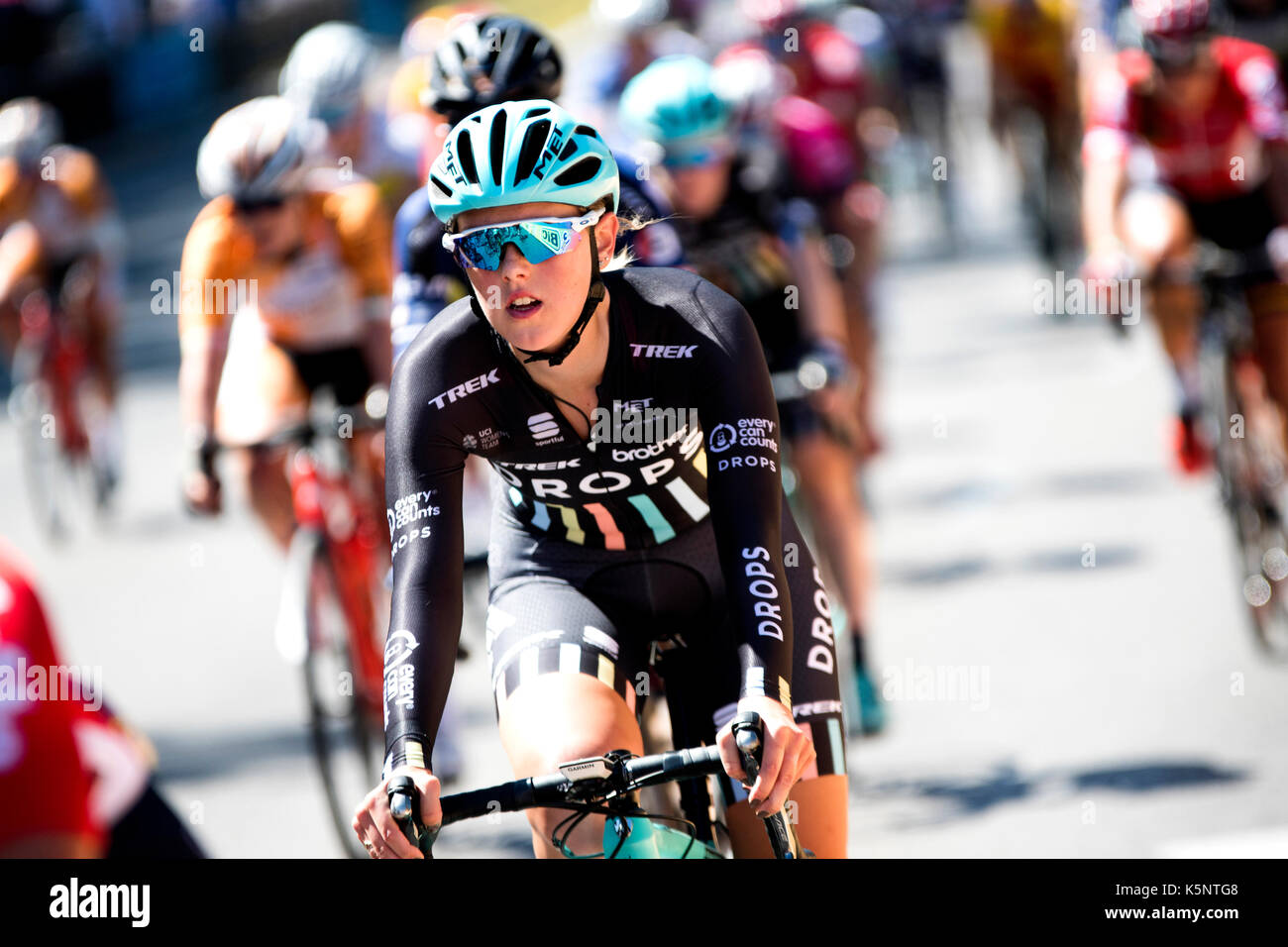 Madrid, Spagna. Decimo Sep, 2017. Un ciclista di gocce giostre durante le donne corsa di ciclismo 'Madrid sfida' il 10 settembre 2017 a Madrid, Spagna. Credito: David Gato/Alamy Live News Foto Stock