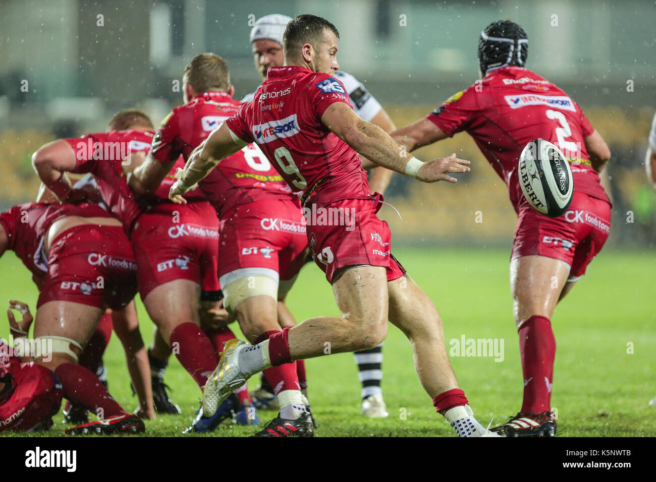 Parma, Italia. Il 9 settembre 2017. Scarlets' scrum metà Gareth Davies calci per impedire Zebre di pressione nel Guinness PRO14 campionato di rugby. Massimiliano Carnabuci/Alamy Live News Foto Stock