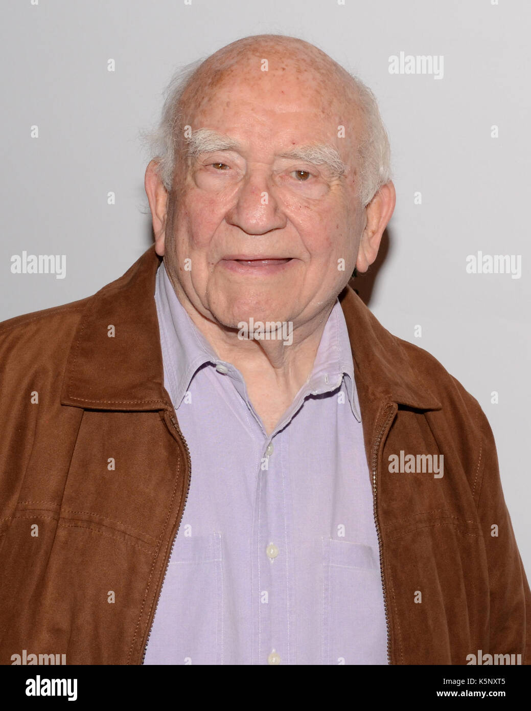 Attore ed asner assiste ed asner amici Celebrity Poker Tournament che beneficiano autism society hayworth los angeles showroom citigroup center di los angeles settembre 9,2017. Foto Stock