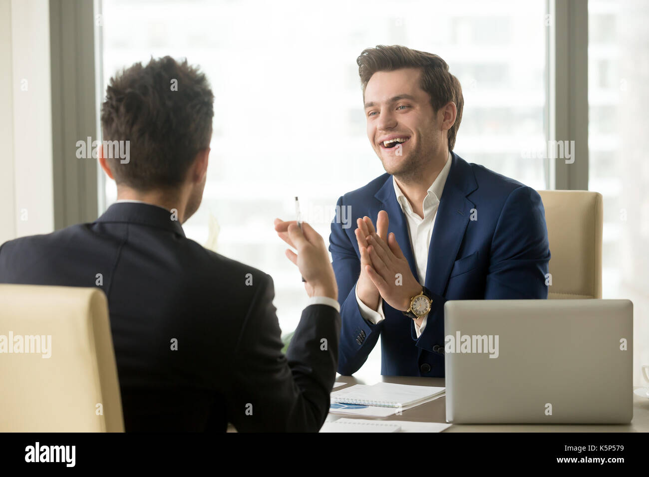 Azienda leader soddisfatto per la conclusione positiva dei negoziati Foto Stock