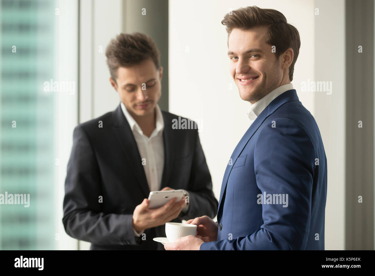 Fiducioso Il ceo di bere il caffè e pianificazione della giornata di lavoro Foto Stock