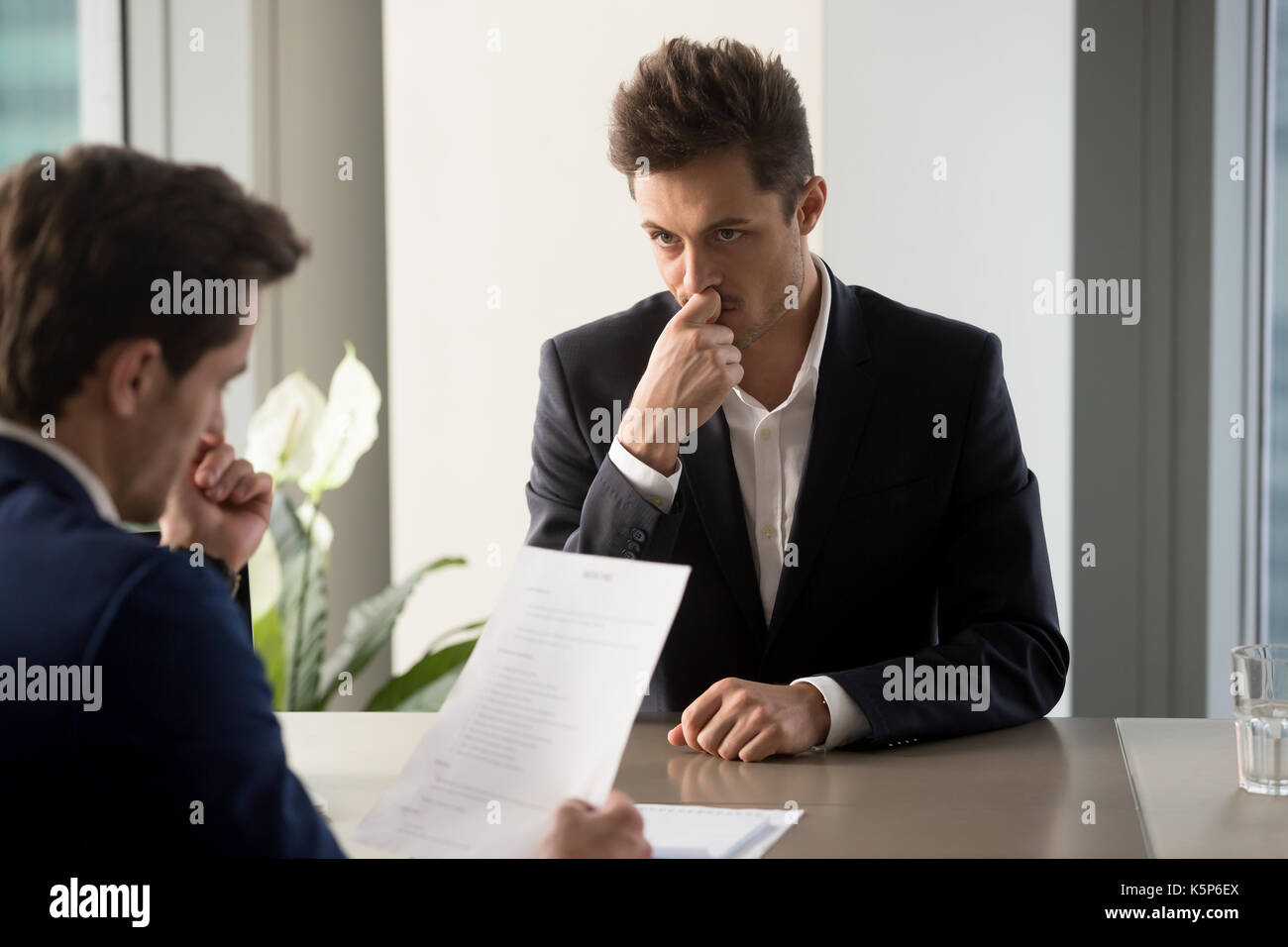 Preoccupato job ricorrente in attesa della decisione di assunzione Foto Stock