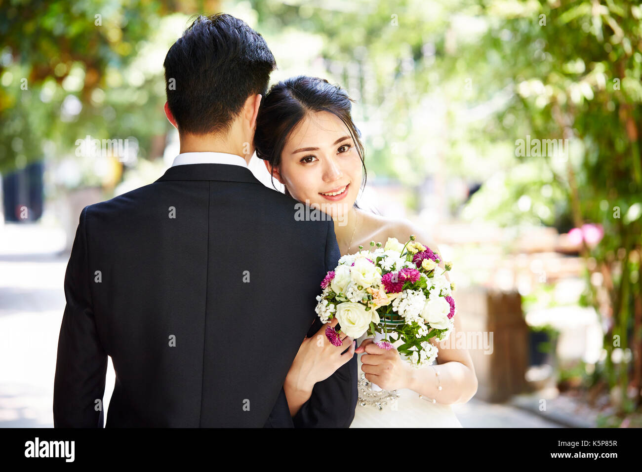 Ritratto di giovani asiatici sposa e lo sposo alla cerimonia di matrimonio. Foto Stock