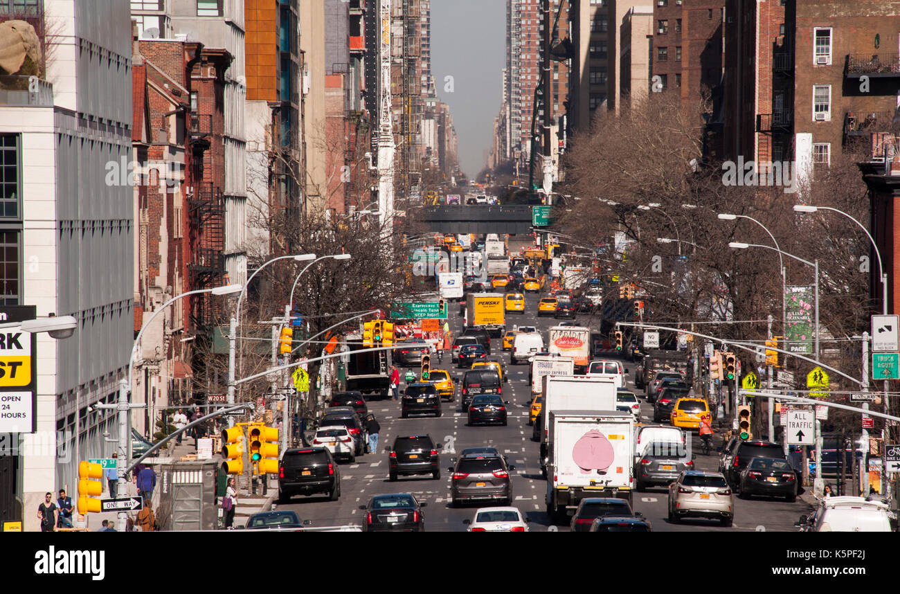 Vista verso nord sulla 10th Avenue dall'High Line Park di New York City Foto Stock