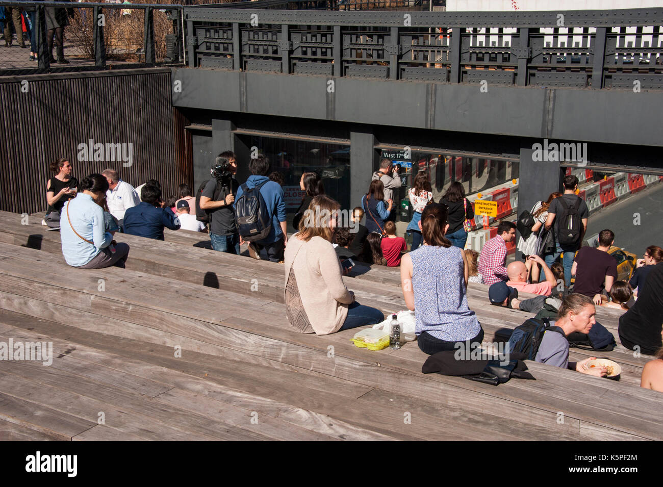 Gente all'High Line Park di New York Foto Stock
