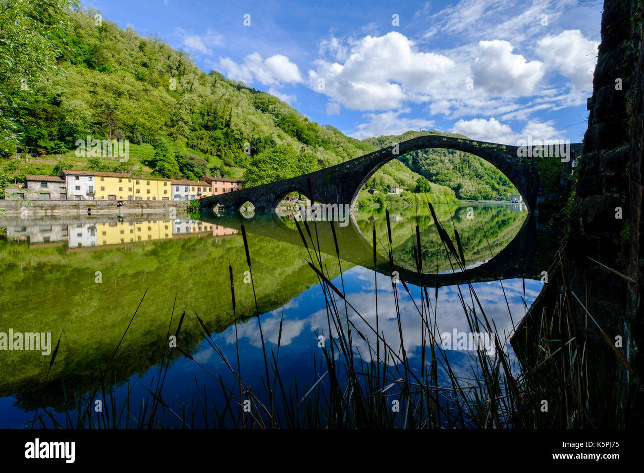 Il ponte della Maddalena, ponte di Maria Maddalena, anche il ponte del Diavolo o Ponte del Diavolo, si attraversa il fiume serchio Foto Stock